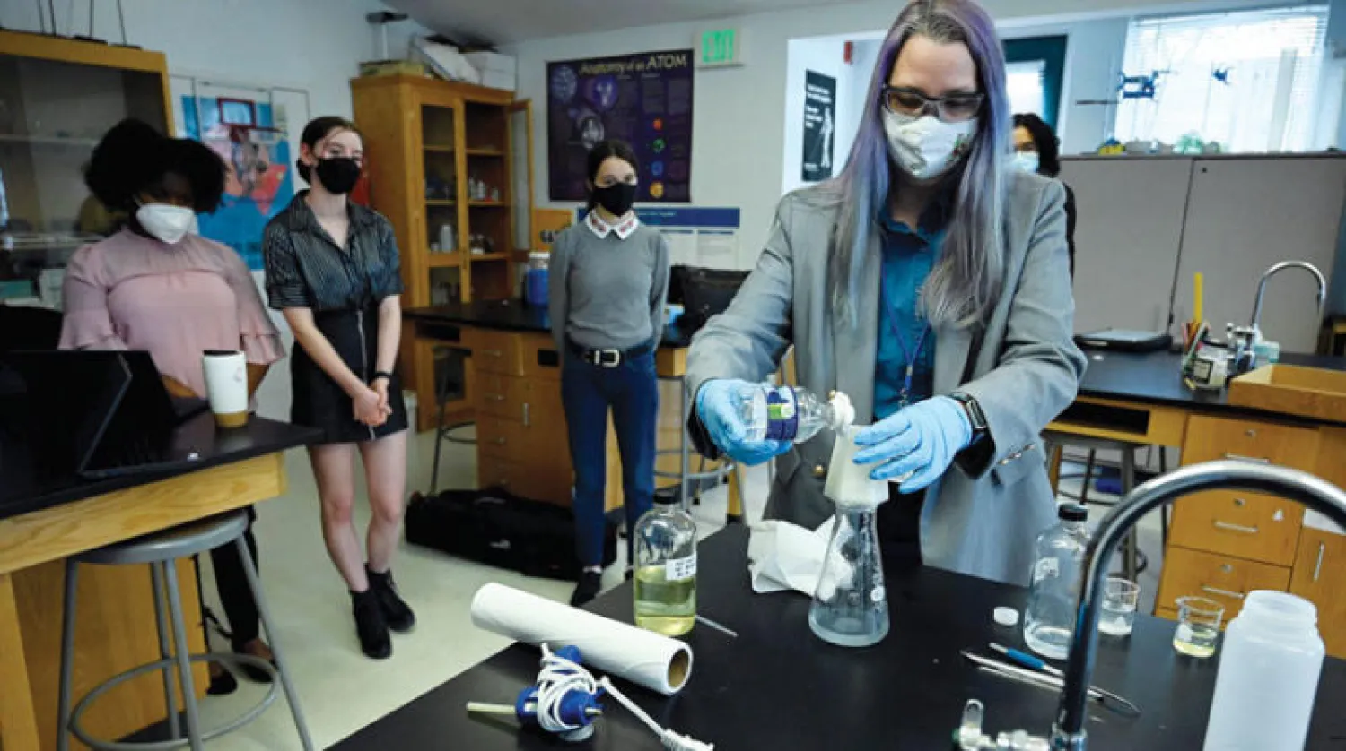 ريبيكا بوشواي تستخدم جهاز تنقية المياه الصديق للبيئة (أ.ف.ب)