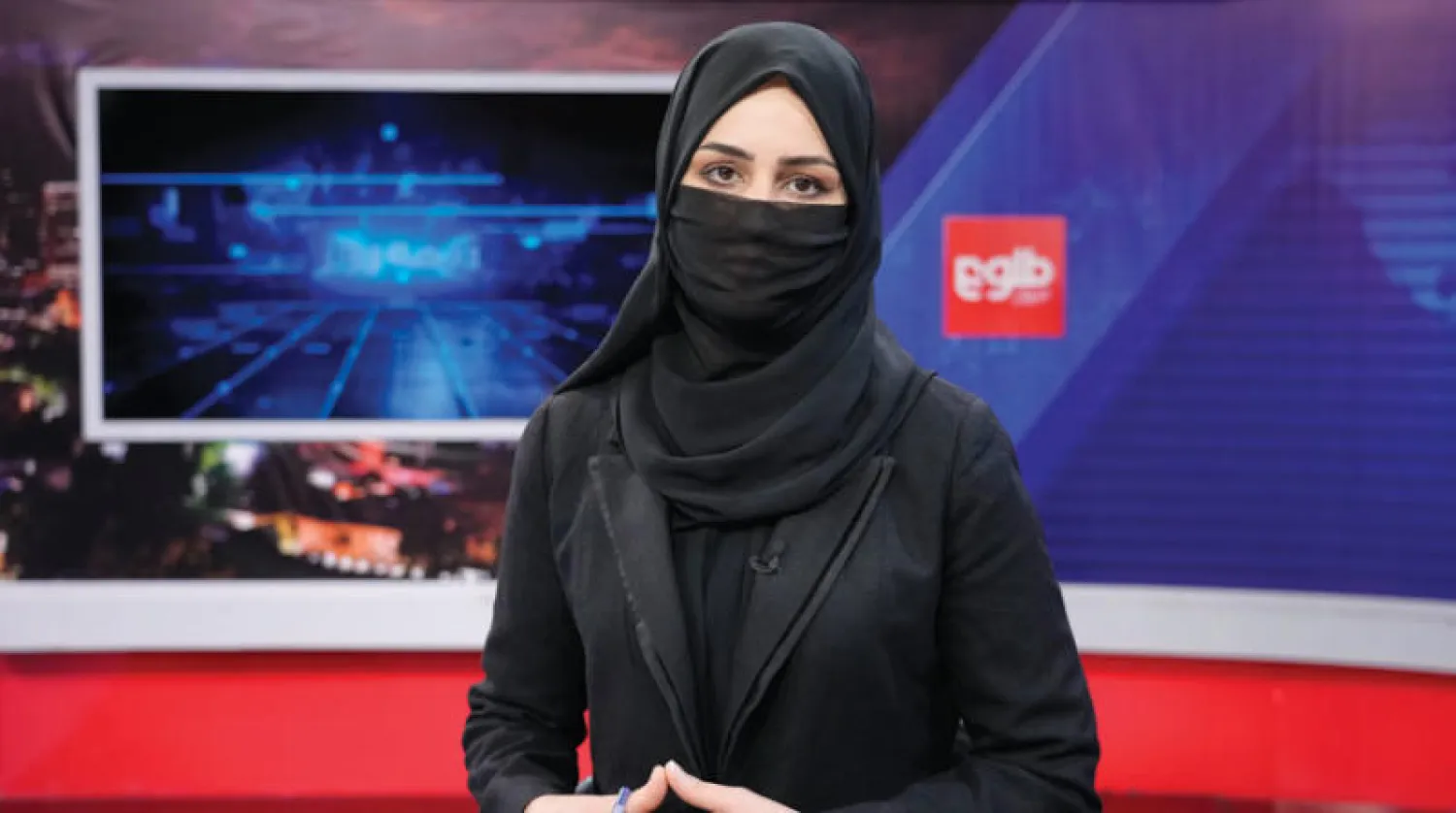 مذيعة التلفزيون خاطرة أحمدي ترتدي غطاء الوجه بينما تقرأ الأخبار على «TOLO NEWS» (أ.ب)