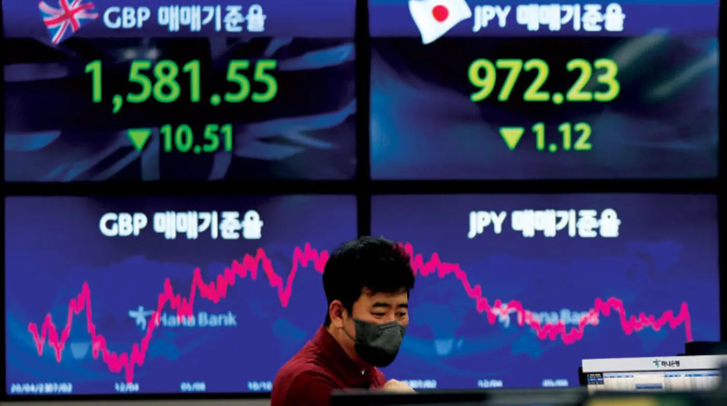 مراقب في غرفة تداول العملات الأجنبية في مقر بنك كيب هانا بنك في سيول كوريا الجنوبية (أ.ب)