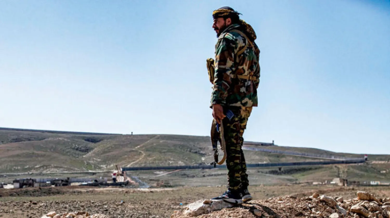 عنصر من «قوات سوريا الديمقراطية» في موقع قريب من بلدة الهول التي تضم مخيماً يؤوي عائلات من تنظيم «داعش» بريف الحسكة يوم 29 مارس الماضي (أ.ف.ب)