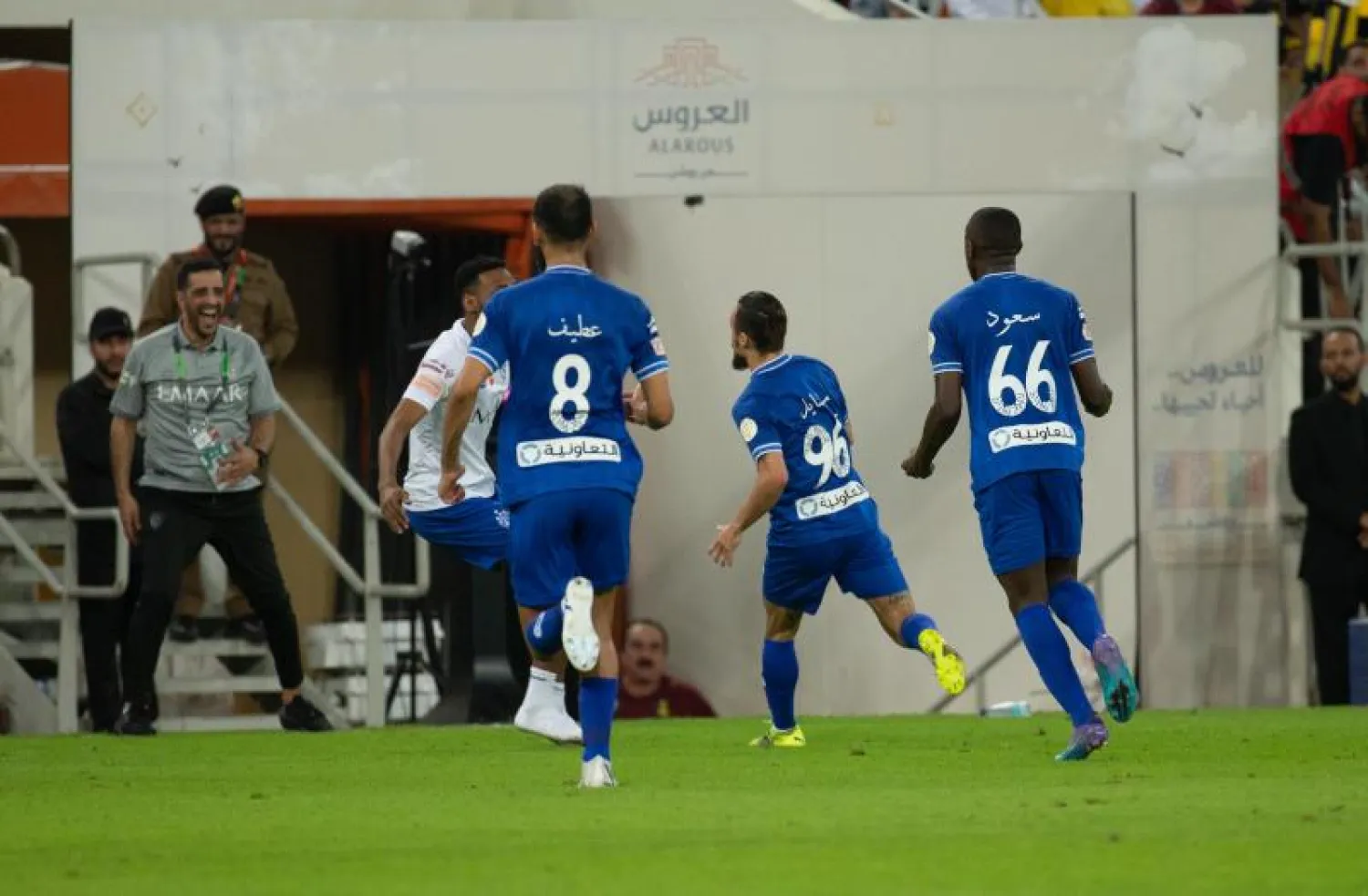 لاعبو الهلال يحتفلون بهدف البرازيلي ميشايل (تصوير: محمد المانع)