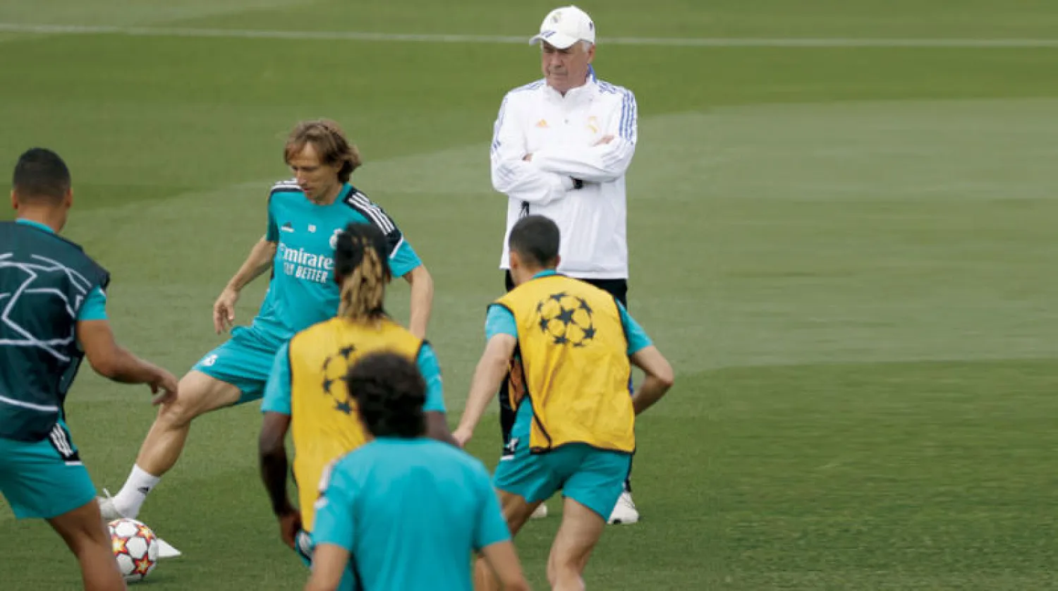 أنشيلوتي يراقب تدريب لاعبي الريال استعداداً للنهائي الأوروبي (إ.ب.أ)