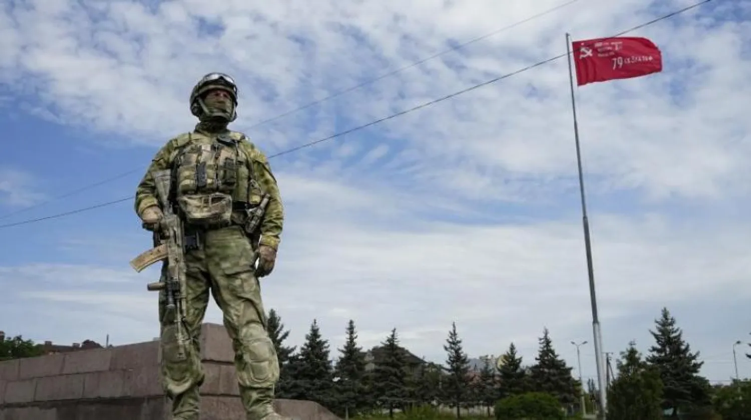 Ukrayna’nın Herson bölgesindeki bir Rus askeri sokakta görünüyor (AP)
