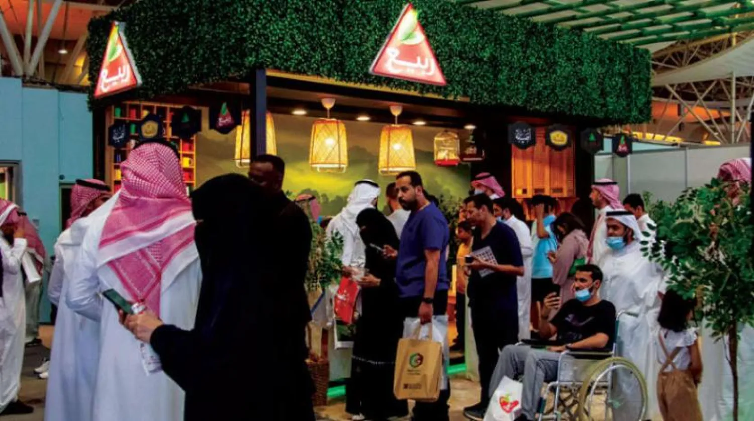 People flock to Saudi Arabia's first tea exhibition. (Asharq Al-Awsat)