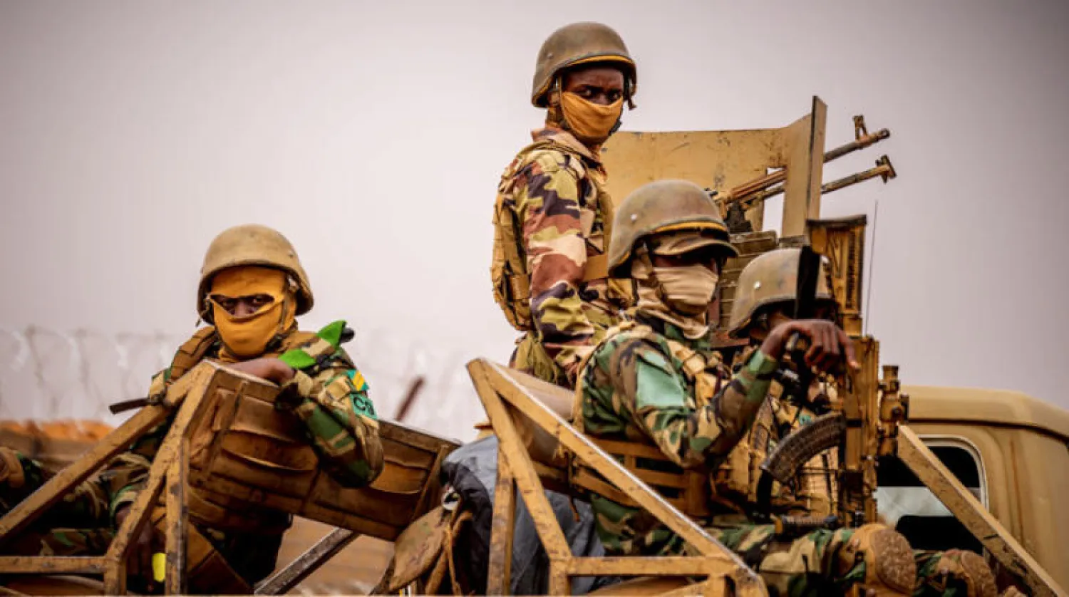 جنود نيجيريون يغادرون معسكر بوندسوير في تيليا خلال زيارة قام بها المستشار الألماني أولاف شولتز إلى قاعدة العمليات الخاصة المشتركة التابعة لقوة العمليات الخاصة المشتركة التابعة للاتحاد الأوروبي (د.ب.أ)