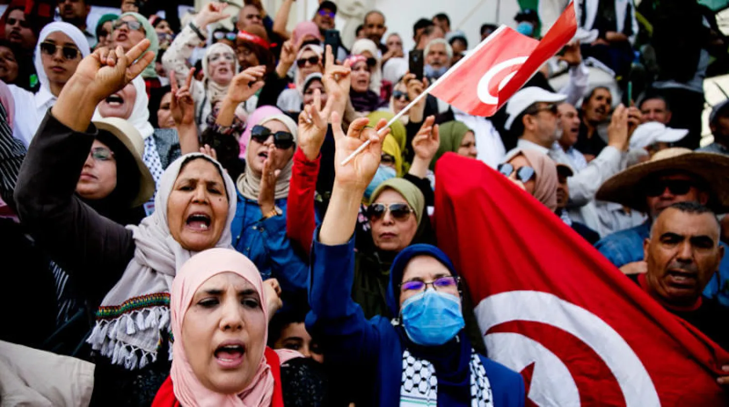 جانب من مظاهرات نظمها تونسيون وسط العاصمة للمطالبة بالتشغيل والتنمية (أ.ب)