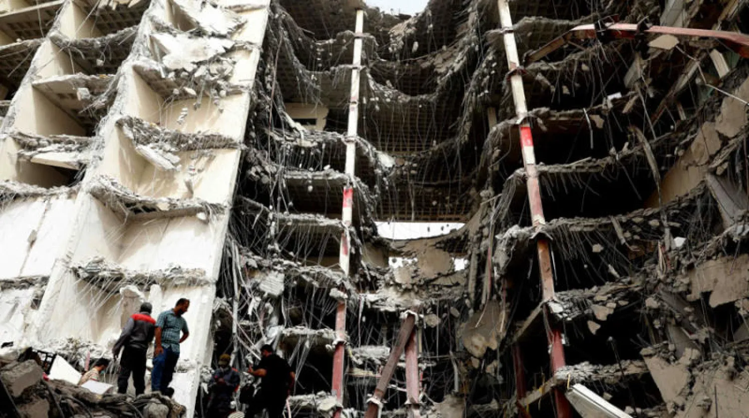 استمرار عمليات الإنقاذ في المبنى المنهار في مدينة عبادان جنوب غرب إيران أمس (أ.ف.ب)