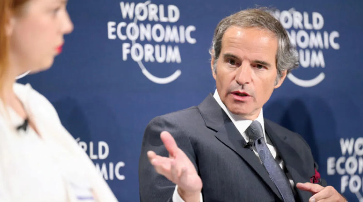 غروسي في جلسة نقاشية في المنتدى الاقتصادي العالمي في دافوس أمس (أ.ب)