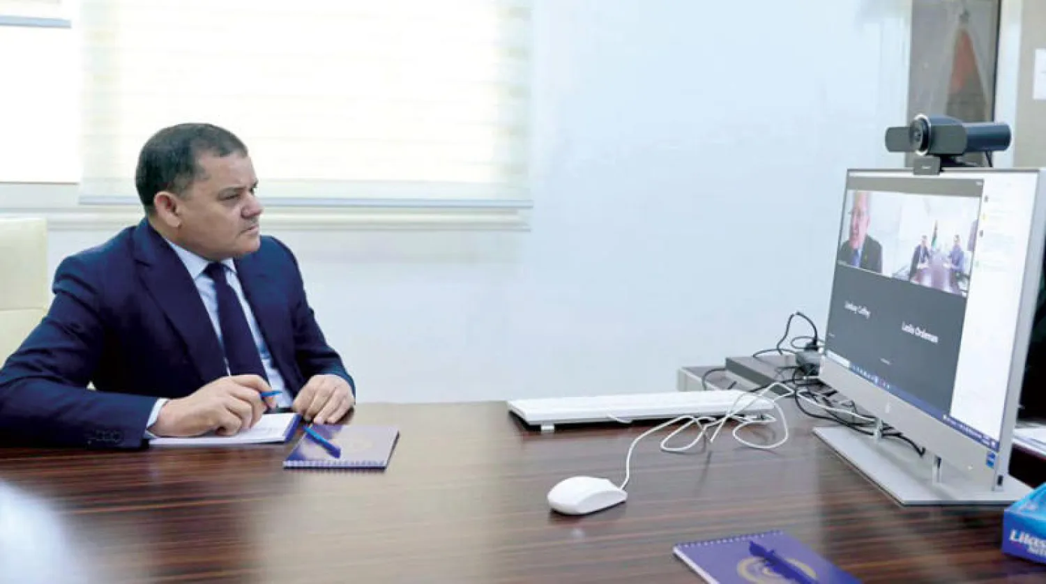 صورة وزعتها حكومة «الوحدة» الليبية لاتصال رئيسها الدبيبة بالسفير الأميركي