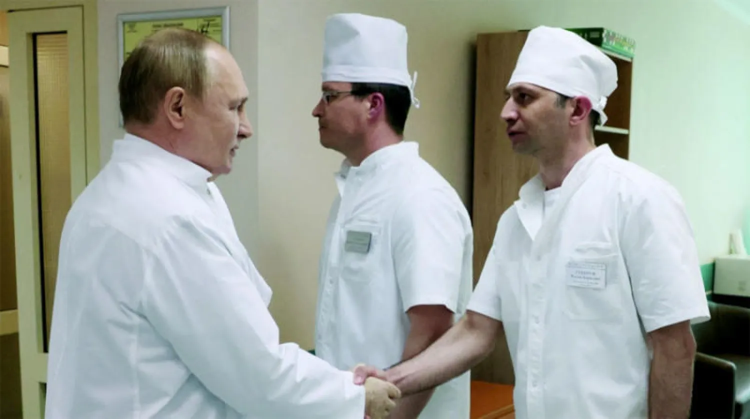 الرئيس الروسي يزور مستشفى عسكرياً في موسكو (رويترز)