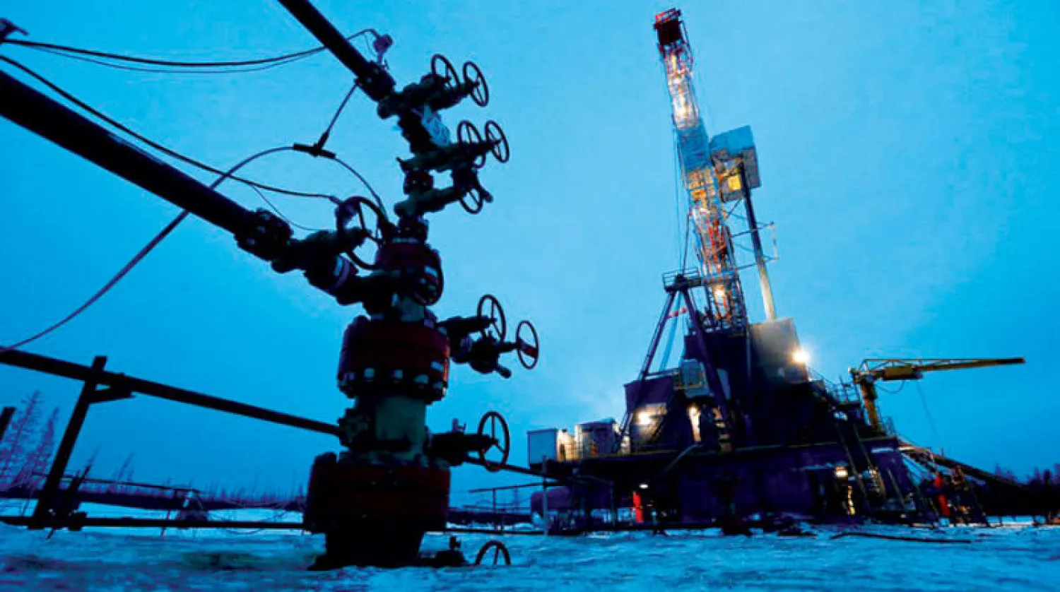 واصلت أسعار النفط أداءها الحذر هذا الأسبوع وسط مؤشرات على شح الإمدادات (رويترز)