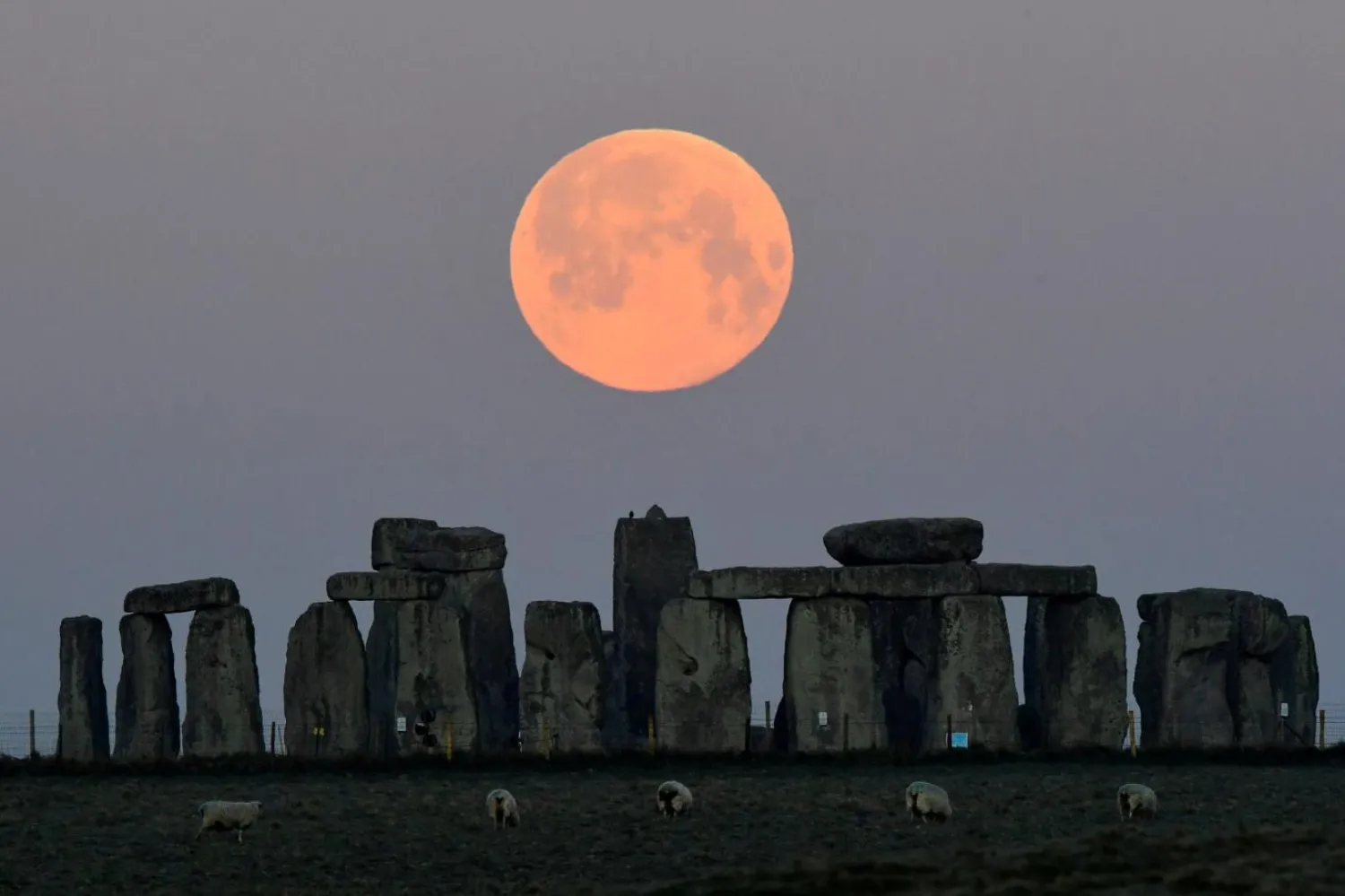 Stonehenge, Birleşik Krallık'ın Wiltshire kontluğunda yer alıyor (Reuters)

