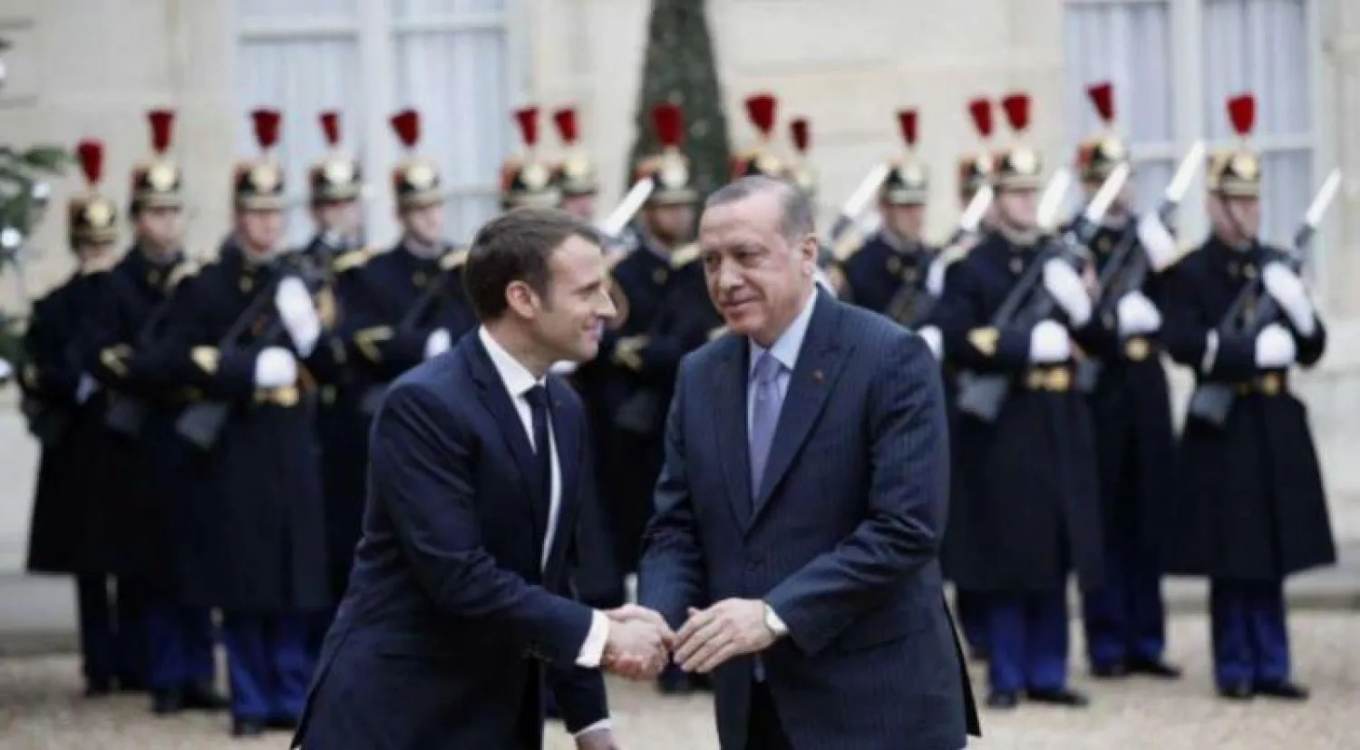 الرئيس الفرنسي إيمانويل ماكرون ونظيره التركي رجب طيب إردوغان بقصر الإليزيه في باريس (أرشيفية - أ.ف.ب)