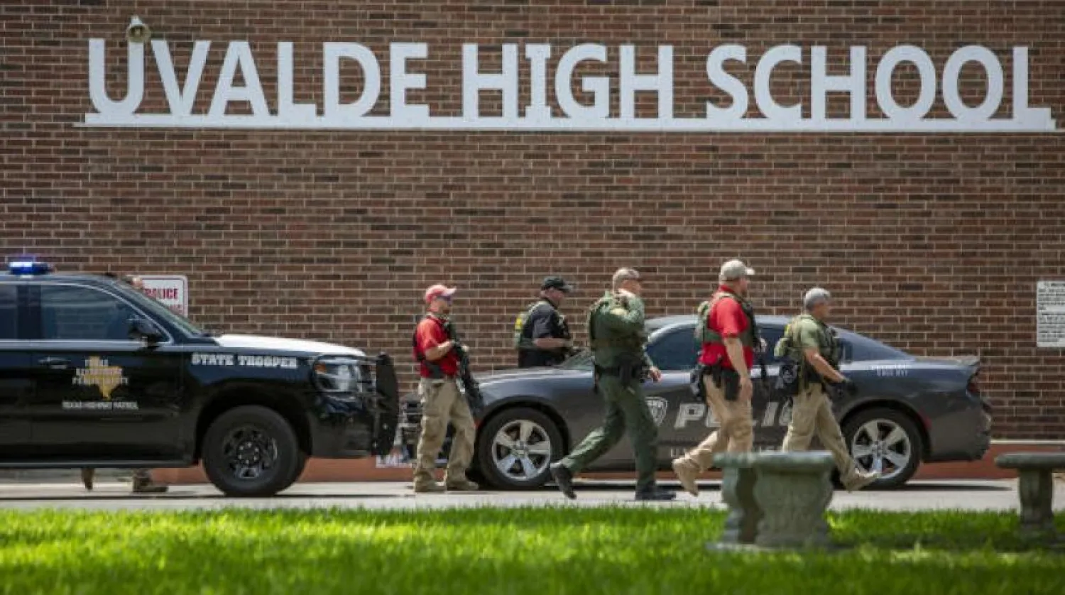 Security men inspect the site of the shooting near Uvalde school (dpa)