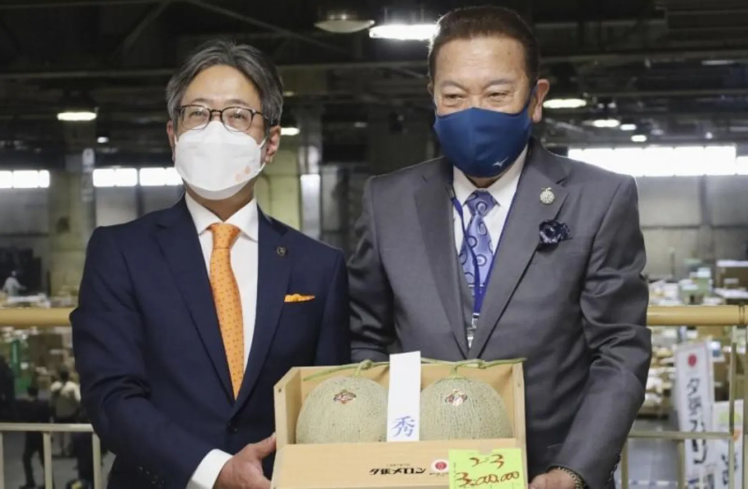 غالباً ما تجلب الفاكهة الممتازة أسعاراً مرتفعة للغاية في المزادات الأولى باليابان (وكالة كيودو للأنباء)