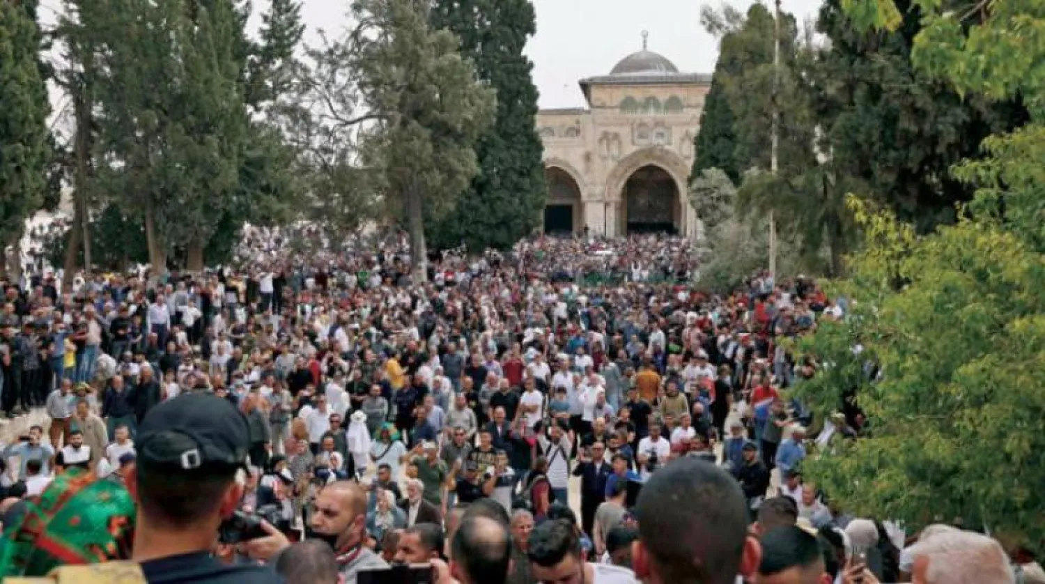 مصلون يؤدون صلاة الجمعة بالمسجد الأقصى في القدس (أ.ف.ب)