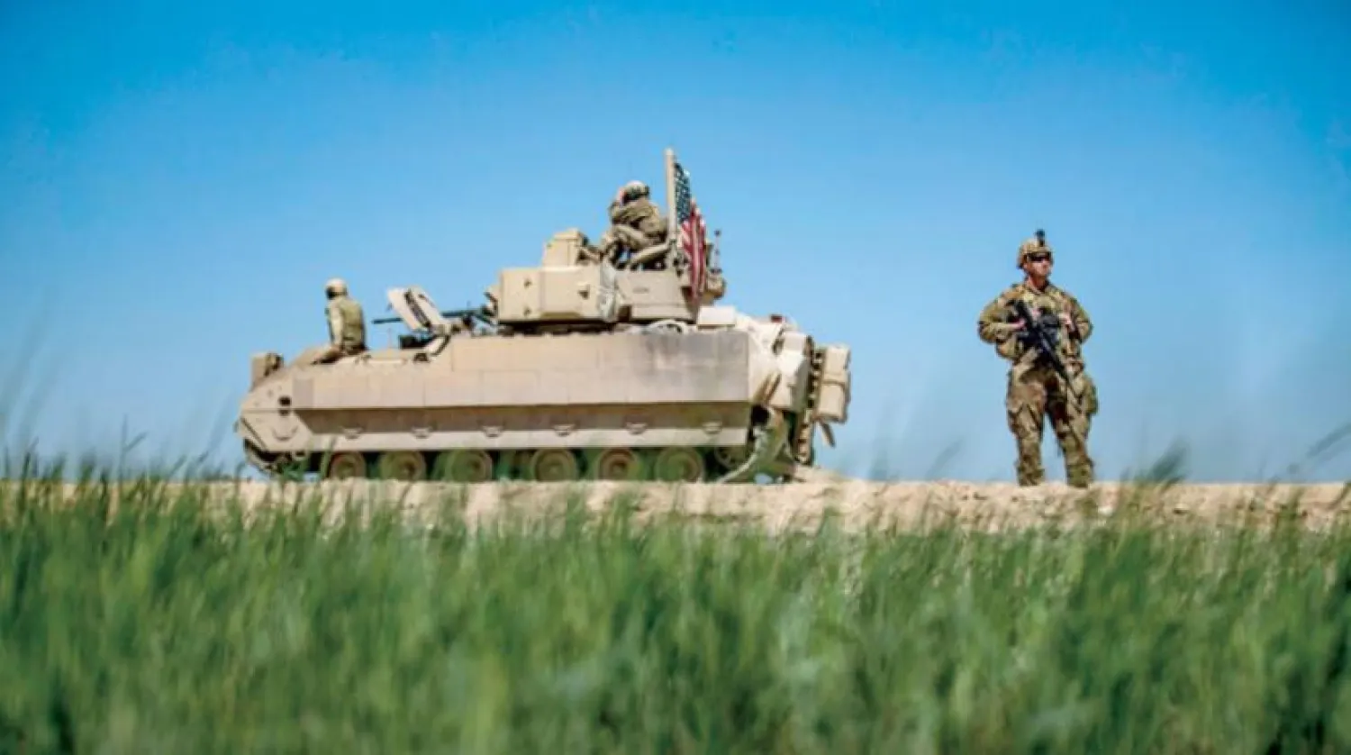 Suriye'nin kuzeydoğusundaki Kamışlı kırsalında devriye gezen ABD askerleri. (AFP)  