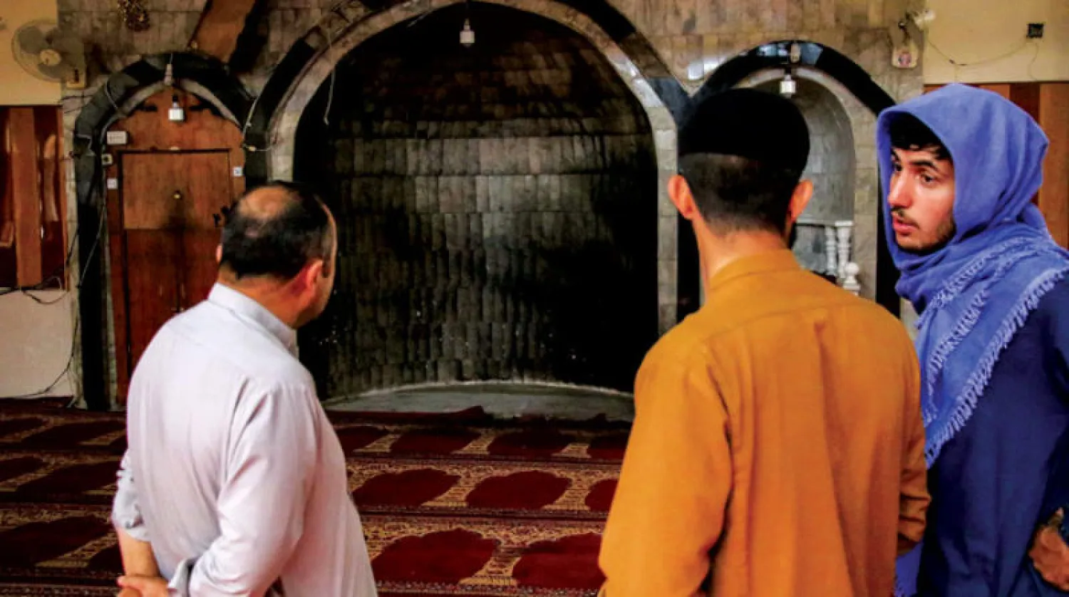 مواطنون افغان يعاينون مسجد حضرة زكريا يالعاصمة كابل بعد التفجير الذي تعرض له أول من أمس ( د.ب.أ)