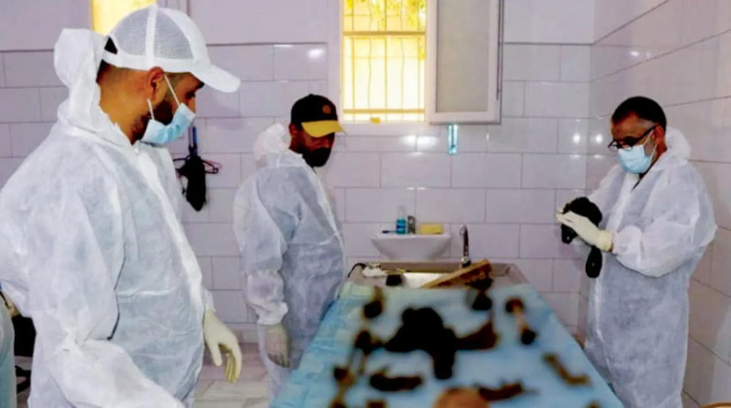 مختصون يسحبون عينات من رفات عُثر عليها في مقابر جماعية بترهونة (الهيئة العامة للبحث والتعرف على المفقودين)