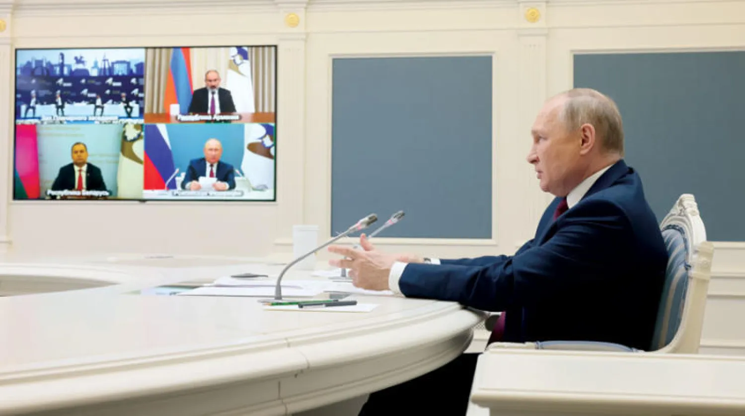 بوتين يتحدث عبر الفيديو أمام «المنتدى الاقتصادي الأوراسي» في بيشكيك أمس (إ.ب.أ)