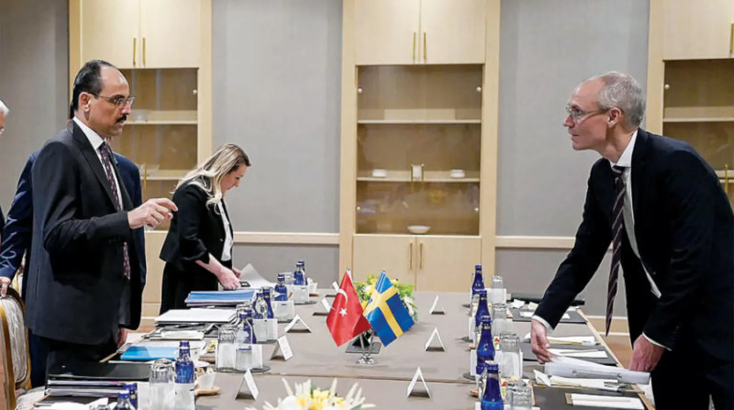 المتحدث باسم الرئاسة التركية إبراهيم كالين (يسار) ورئيس الوفد السويدي أوسكار ستينستورم (أ.ف.ب)
