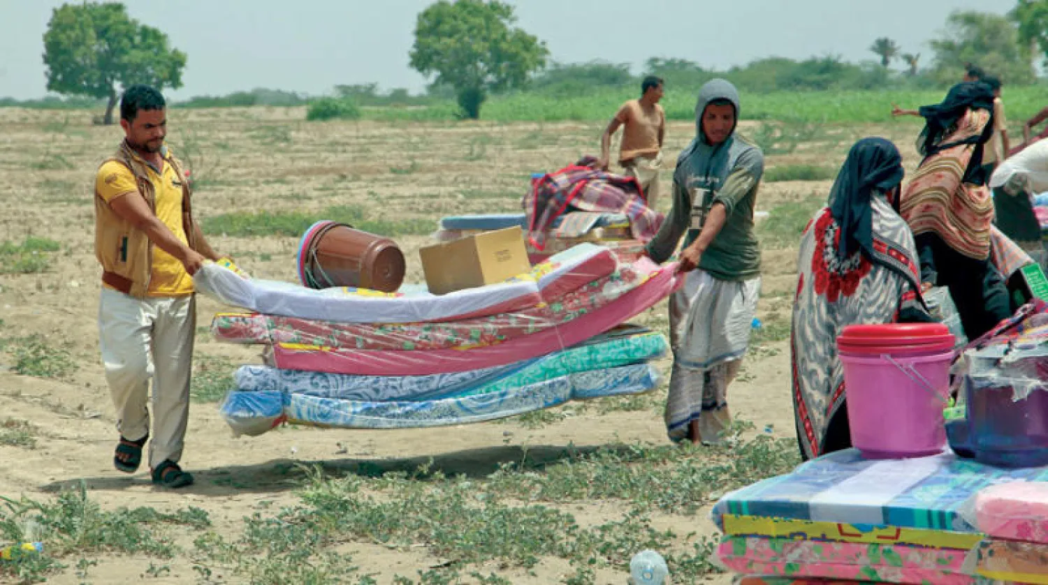 يمنيون داخل أحد مخيمات النازحين في الحديدة (أ.ف.ب)