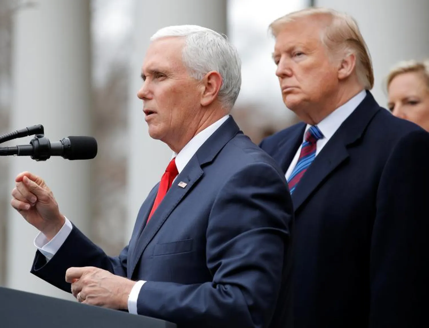 الرئيس الأميركي السابق دونالد ترمب يقف خلف نائبه آنذاك مايك بنس (أرشيفية - رويترز)