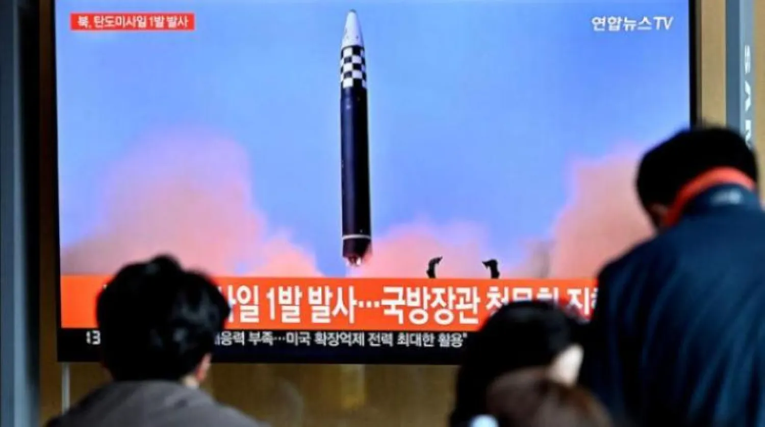 Güney Koreliler, Kuzey Kore'nin füze fırlatma haberlerini izliyor (AFP)
