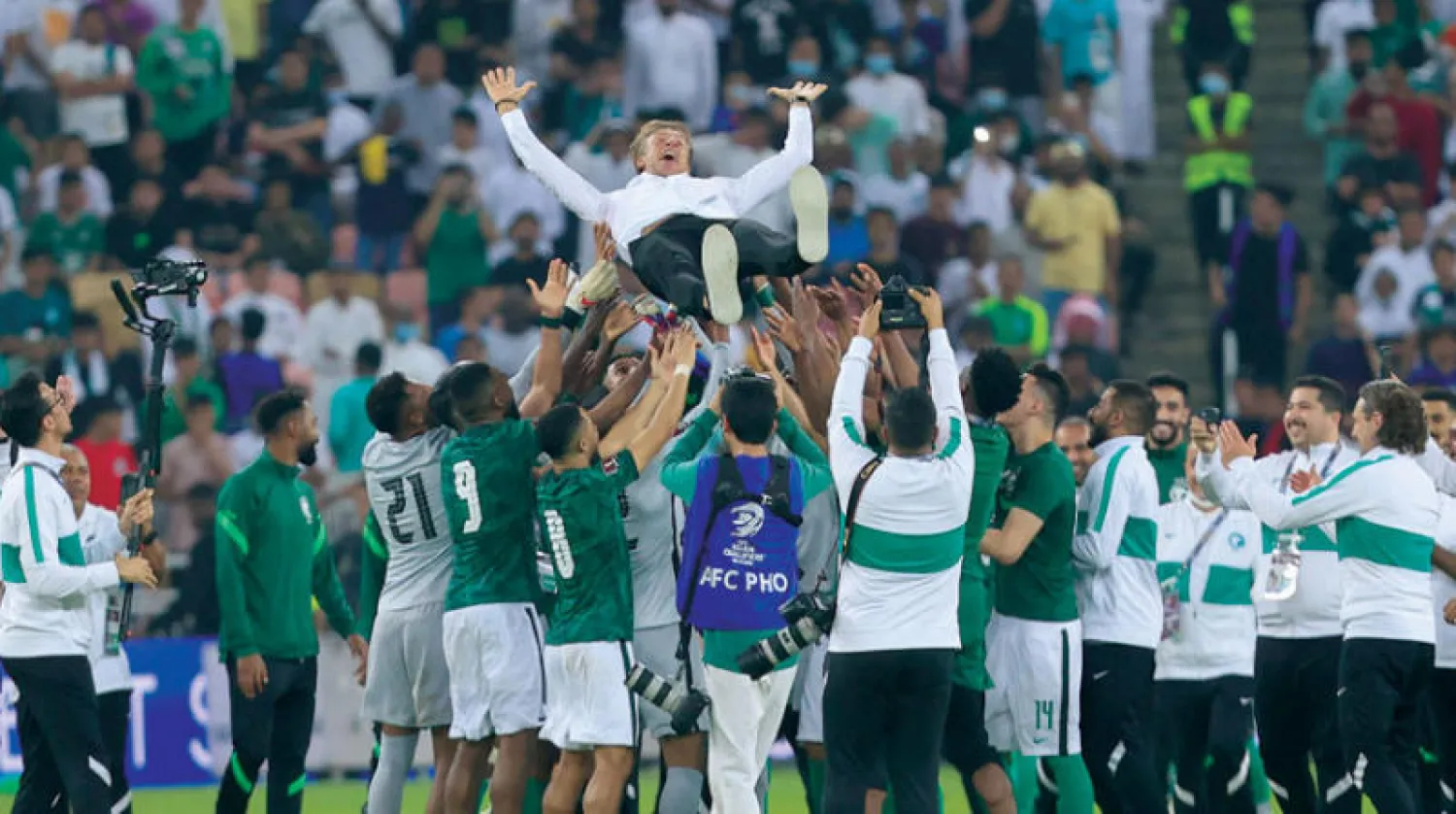 لاعبو الأخضر يحملون ريناد بعد بلوغ المونديال (الشرق الأوسط)