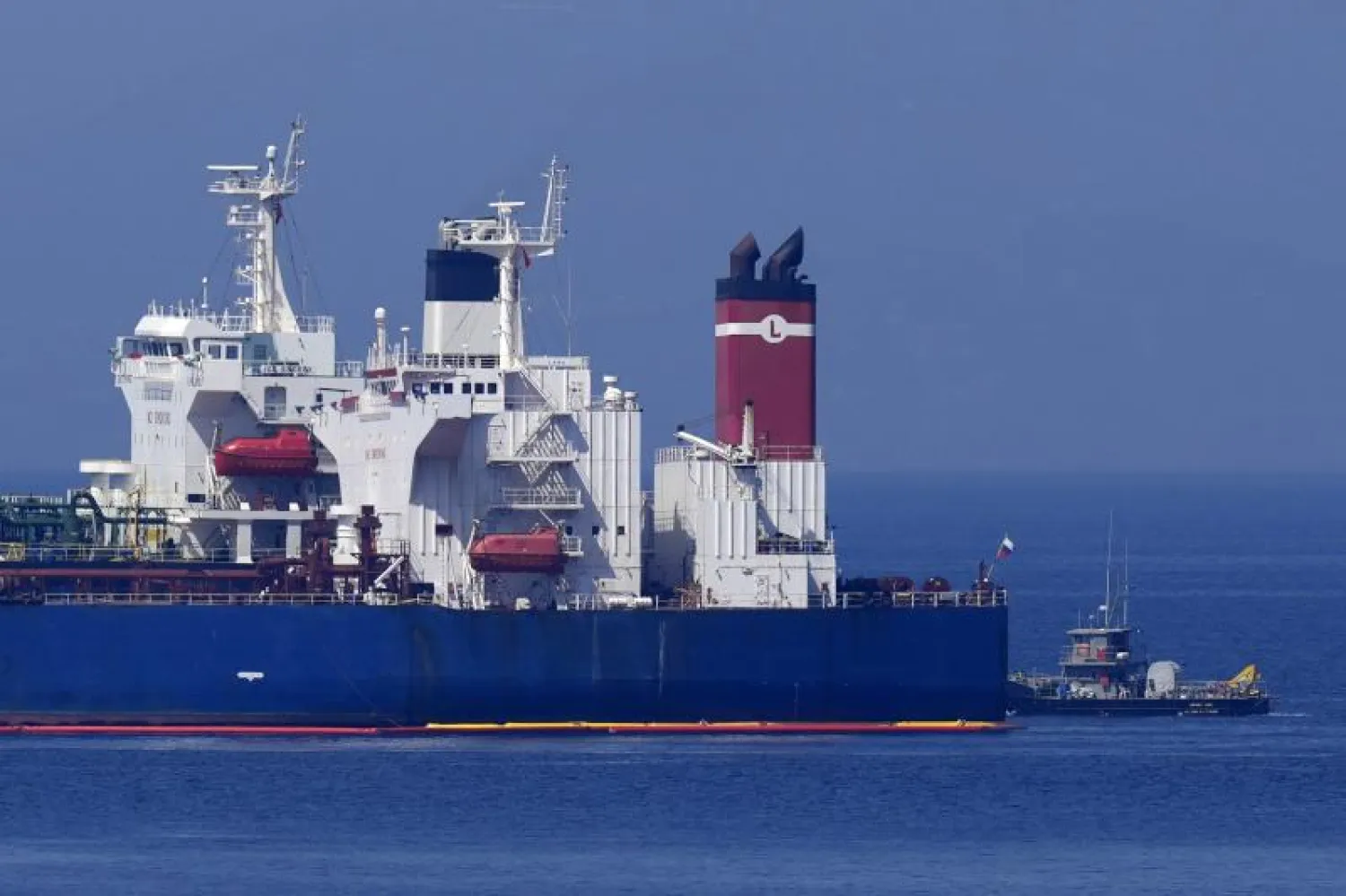 ناقلة النفط «لانا» قبالة الساحل اليوناني (أ.ب)