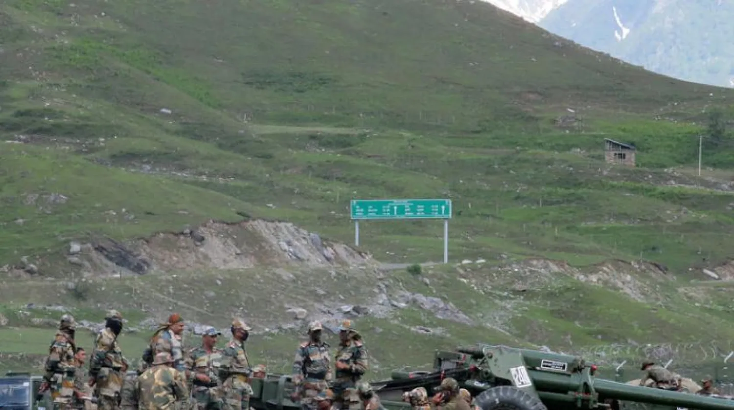 Çin sınırında yakın bir yerde bulunan Hint askerleri (Reuters) 