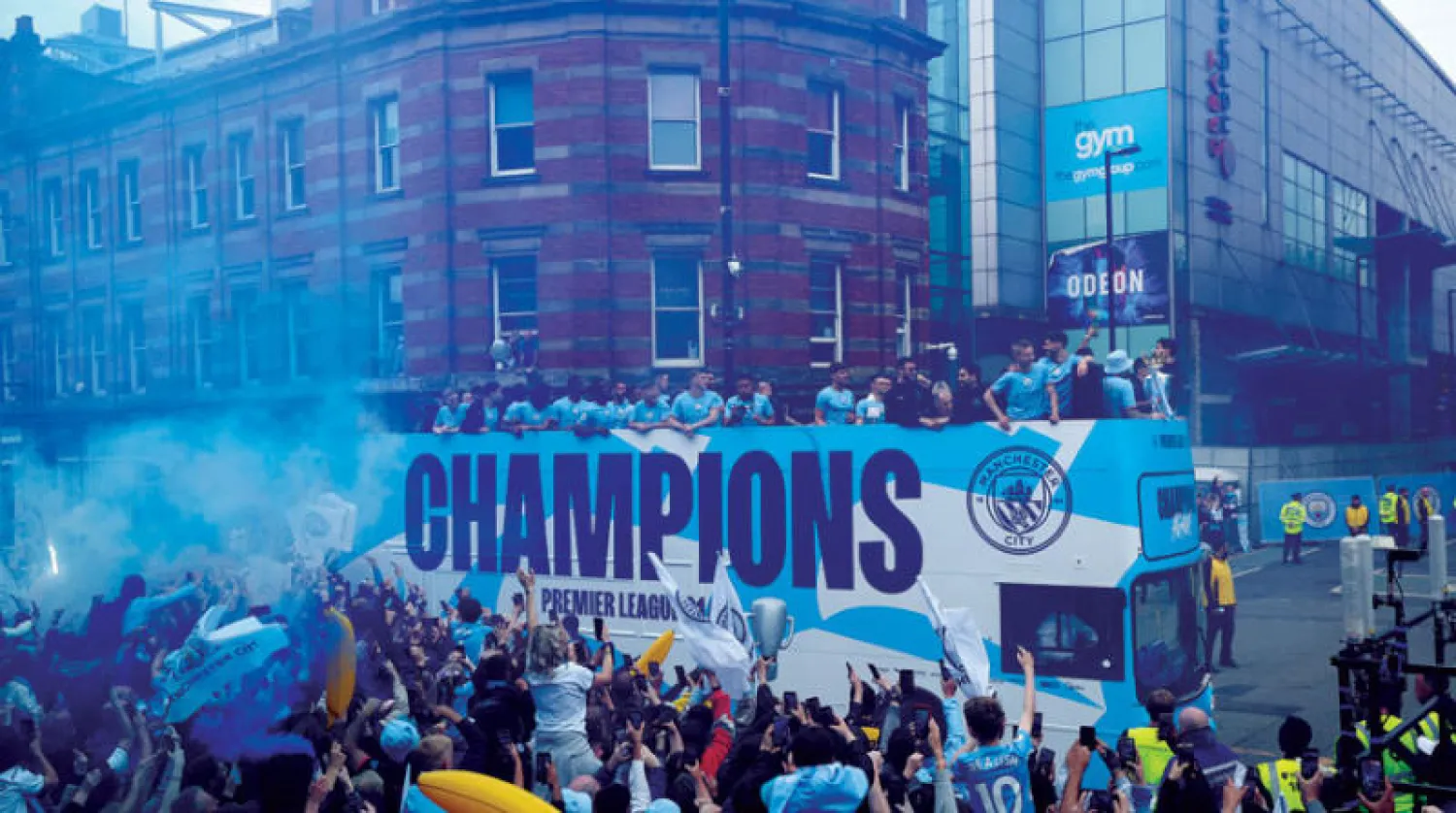 في حافلة مفتوحة جابت مدينة مانشستر احتفل سيتي وجماهيره بحصد لقب الدوري (رويترز)