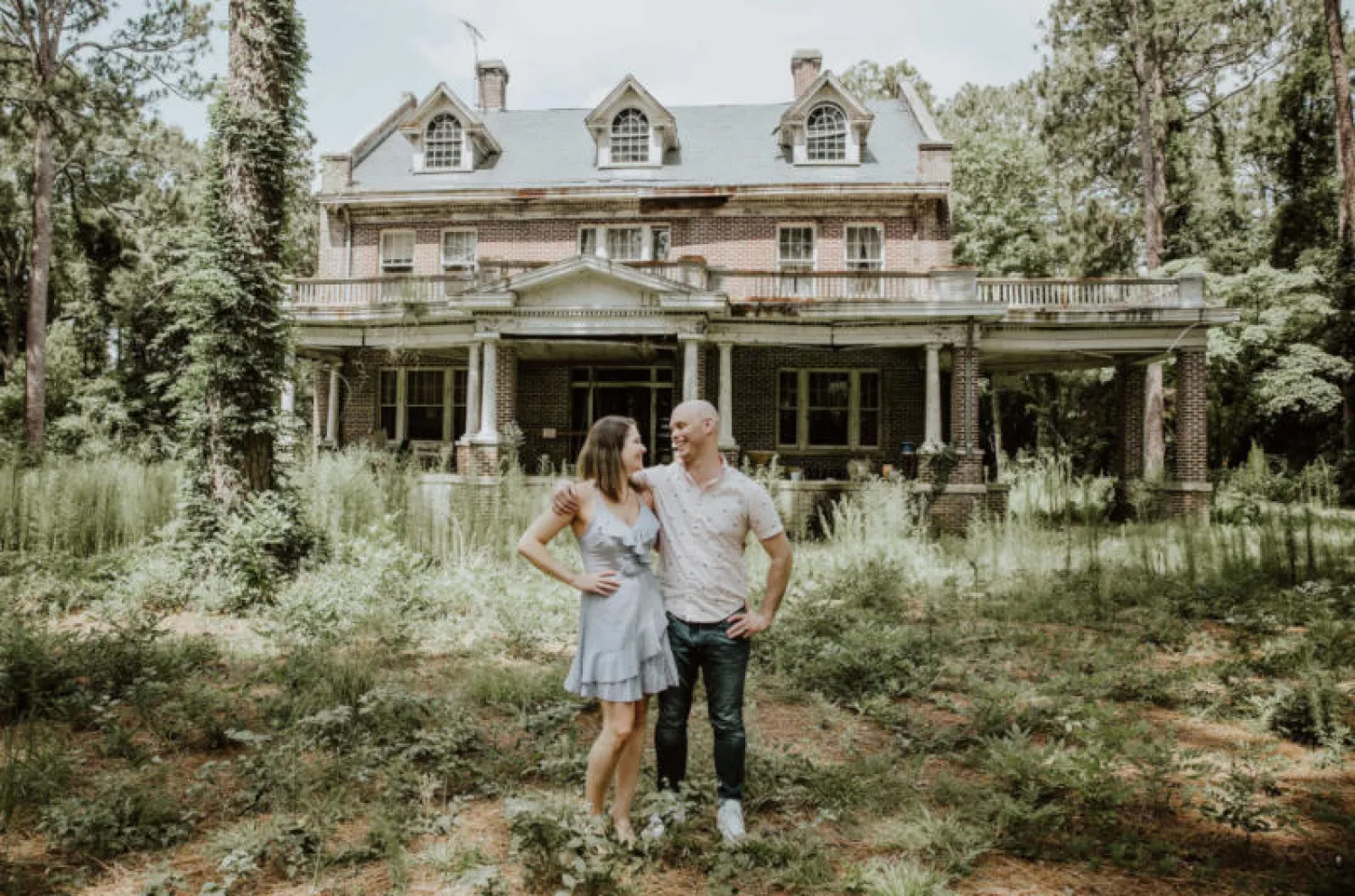 الزوجان أمام القصر (سي إن بي سي)