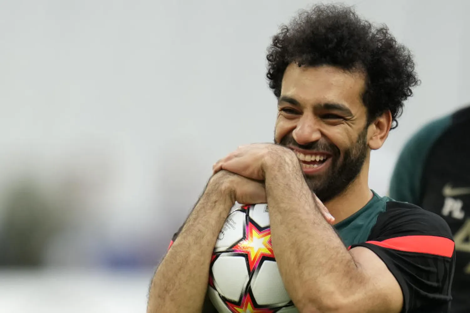 محمد صلاح خلال حصة تدريبية أمس في استاد دو فرانس بباريس الذي يحتضن نهائي دوري أبطال أوروبا الليلة (أ.ب)