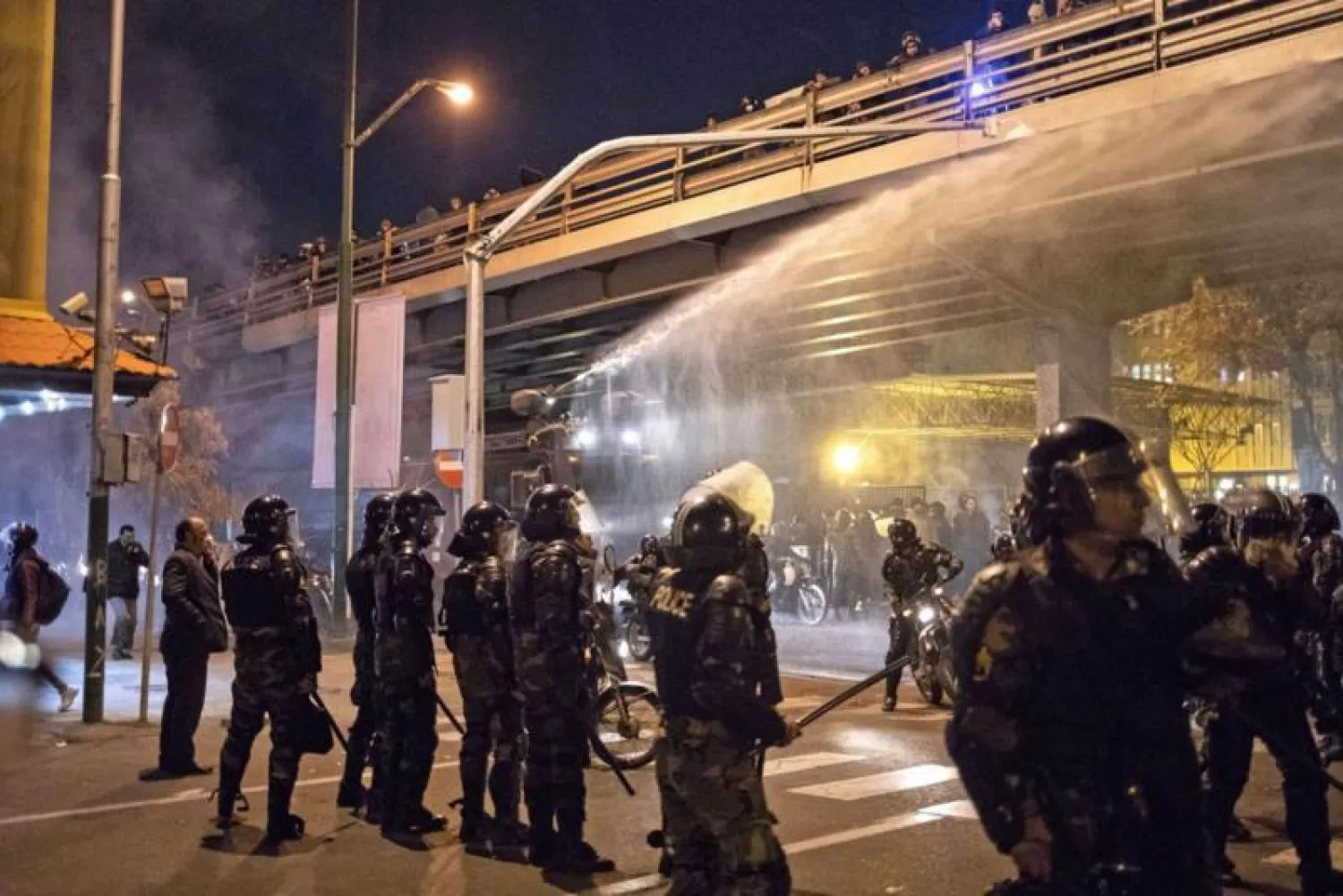 المظاهرة في عبادان  أخذت منحى عنيفا عندما شقت الحشود طريقها إلى أنقاض المبنى حيث تتواصل عمليات الإنقاذ (أرشيفية-أ.ف.ب)