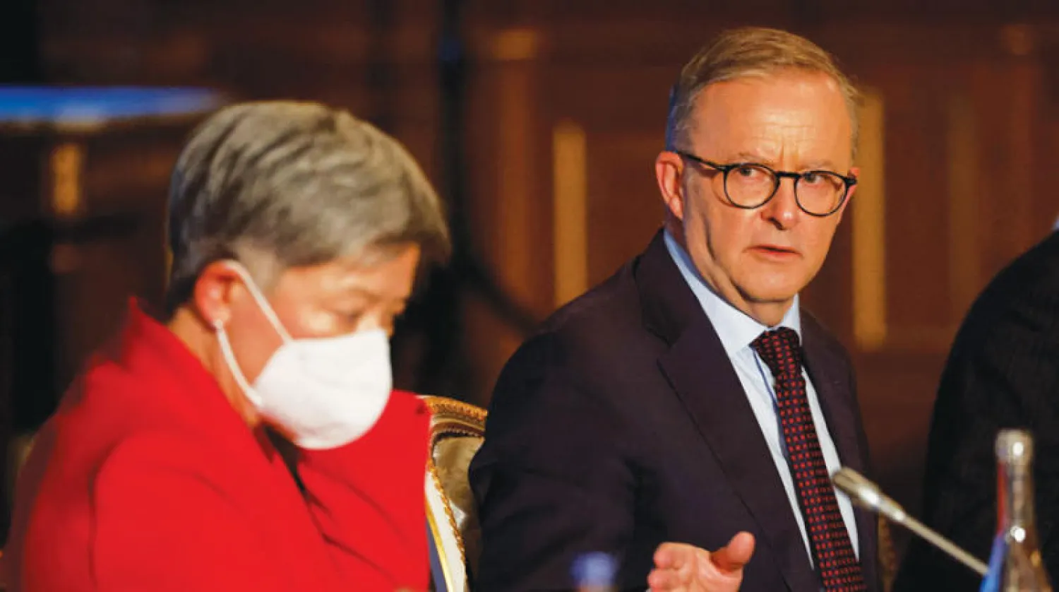 رئيس الوزراء الاسترالي أنتوني ألبانيزي مع وزيرة خارجيته بيني وونغ خلال قمة «كواد» الرباعية في طوكيو (رويترز)