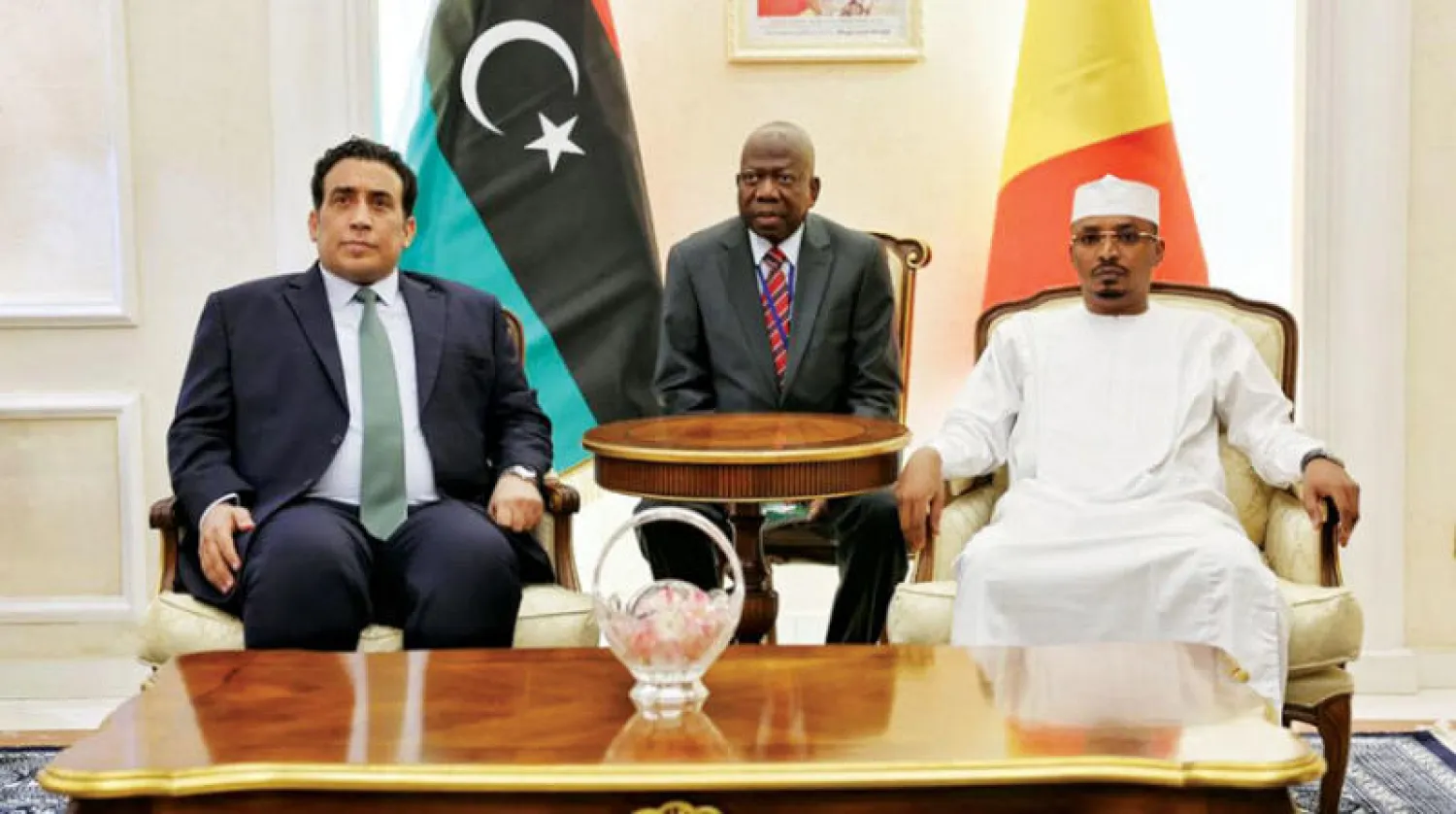 المنفي خلال لقائه ديبي رئيس تشاد على هامش القمة الاستثنائية الـ15 لمؤتمر رؤساء الدول والحكومات الأفريقية (المجلس الرئاسي)