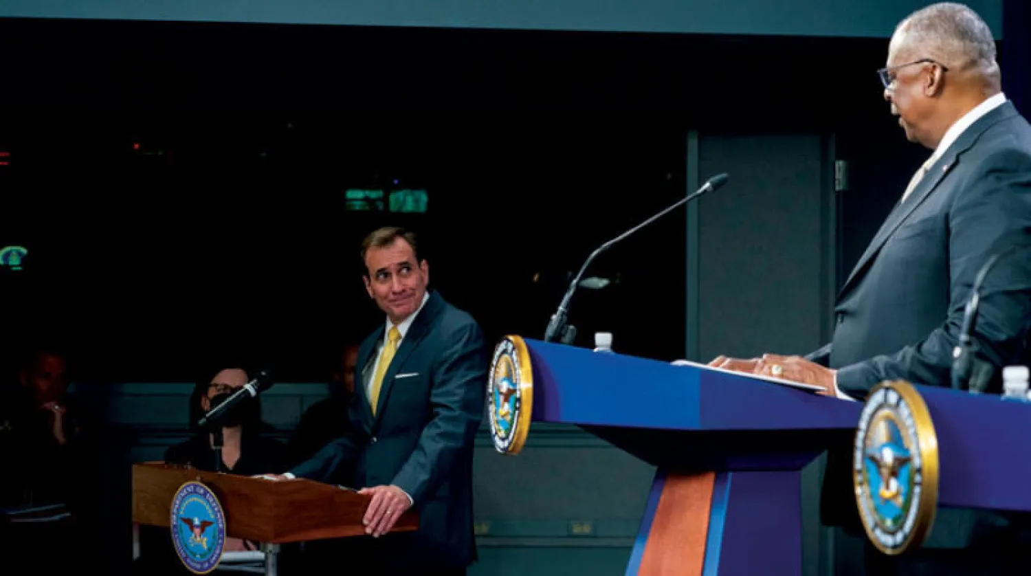 كيربي (يسار) مع وزير الدفاع لويد أوستن (أ.ب)