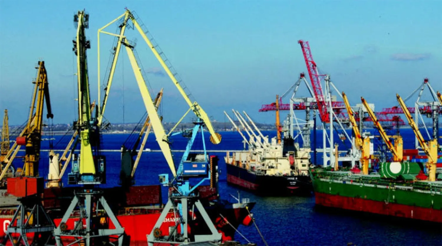 يتضّح من مسودة المفوضية الأوروبية للقمة أن الاتحاد الأوروبي على استعداد لحشد كل الموارد الممكنة لنقل هذه الحبوب، بما في ذلك تنظيم مواكبة بحرية ترافق سفن الشحن من أوكرانيا (ميناء أوديسا) عبر البحر الأسود المزروع بالألغام الذي تراقبه القطع البحرية والغواصات الروسية (رويترز)