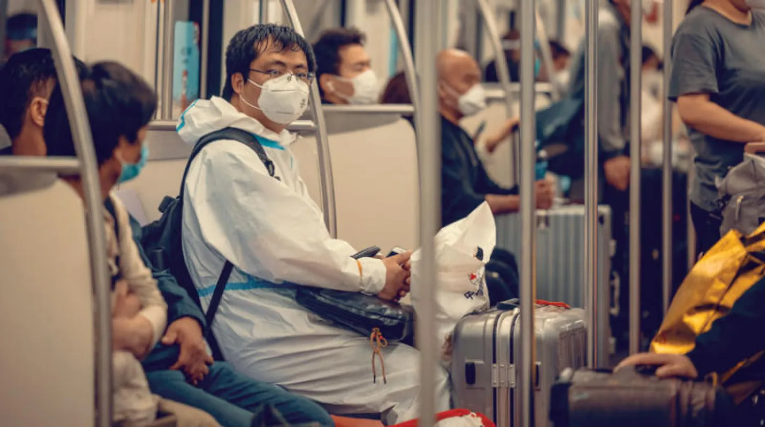 صينيون اثناء تنقلهم في مترو الأنفاق في شنغهاي أمس (إ.ب.أ)