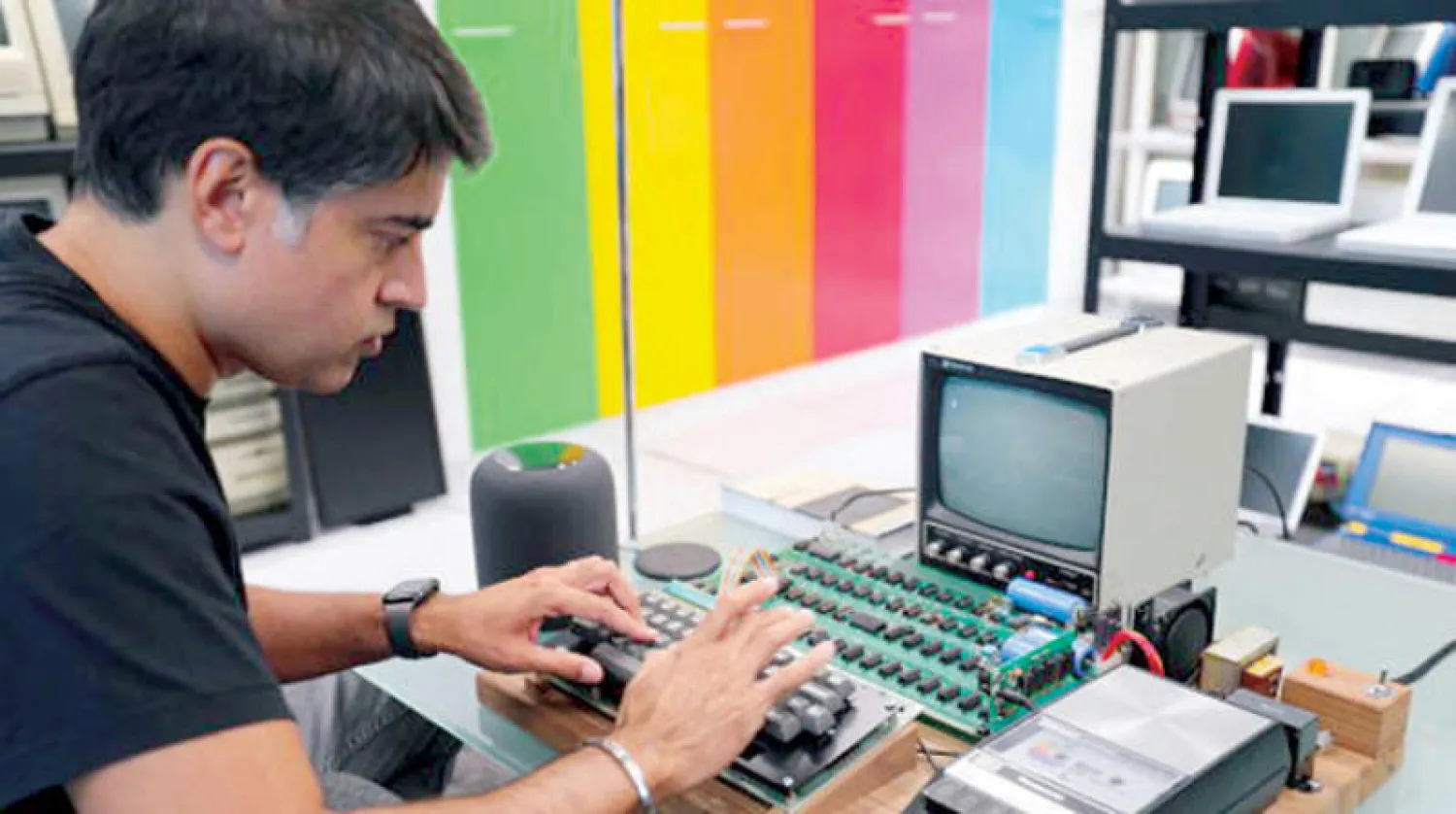 جيمي جريوال يعمل في منتج قديم لشركة أبل (رويترز)