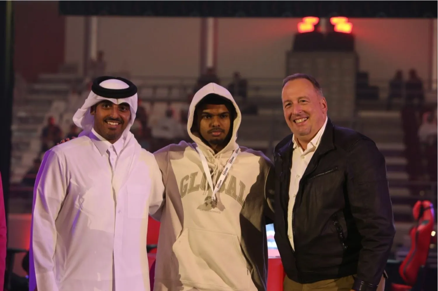 الشيخ ناصر بن حمد في صورة مع المتوجين بالبطولة (الشرق الأوسط)