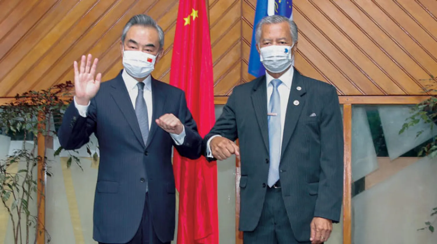 وزير الخارجية الصيني والأمين العام لمنتدى جزر الهادئ في فيجي 29 مايو (أ.ب)