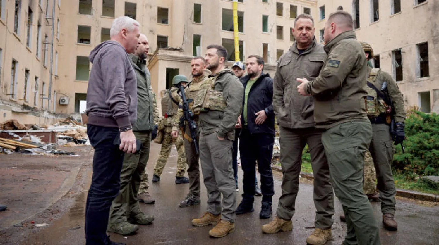 زيلينسكي خلال تفقده القوات الأوكرانية في خاركيف أمس (د.ب.أ)