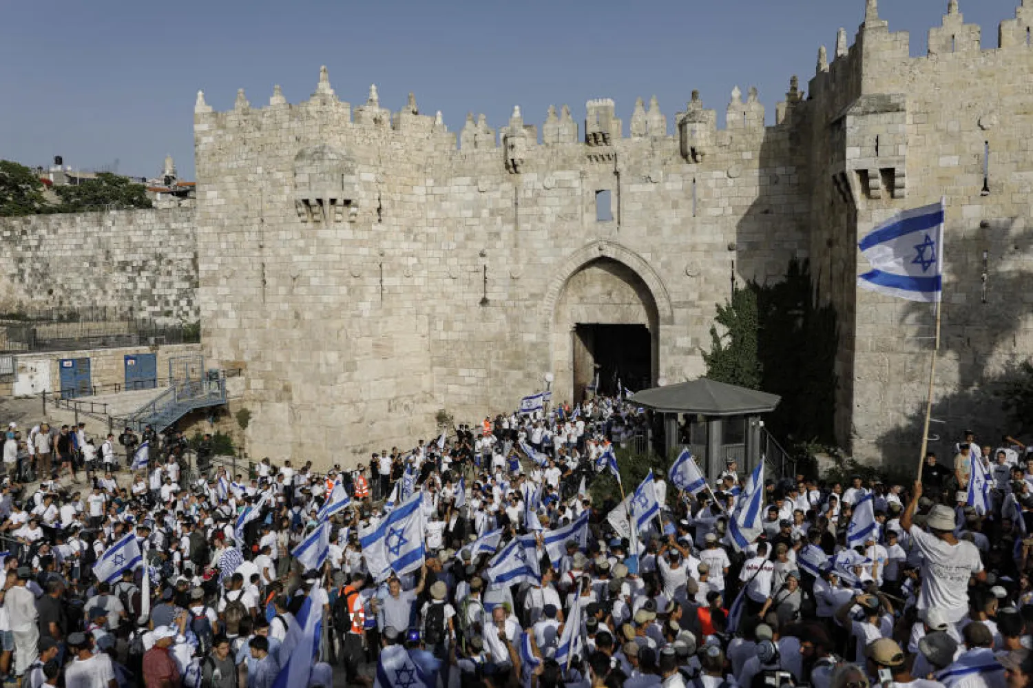 شارك آلاف من الإسرائيليين في مسيرة الأعلام بالقدس اليوم (د.ب.أ)