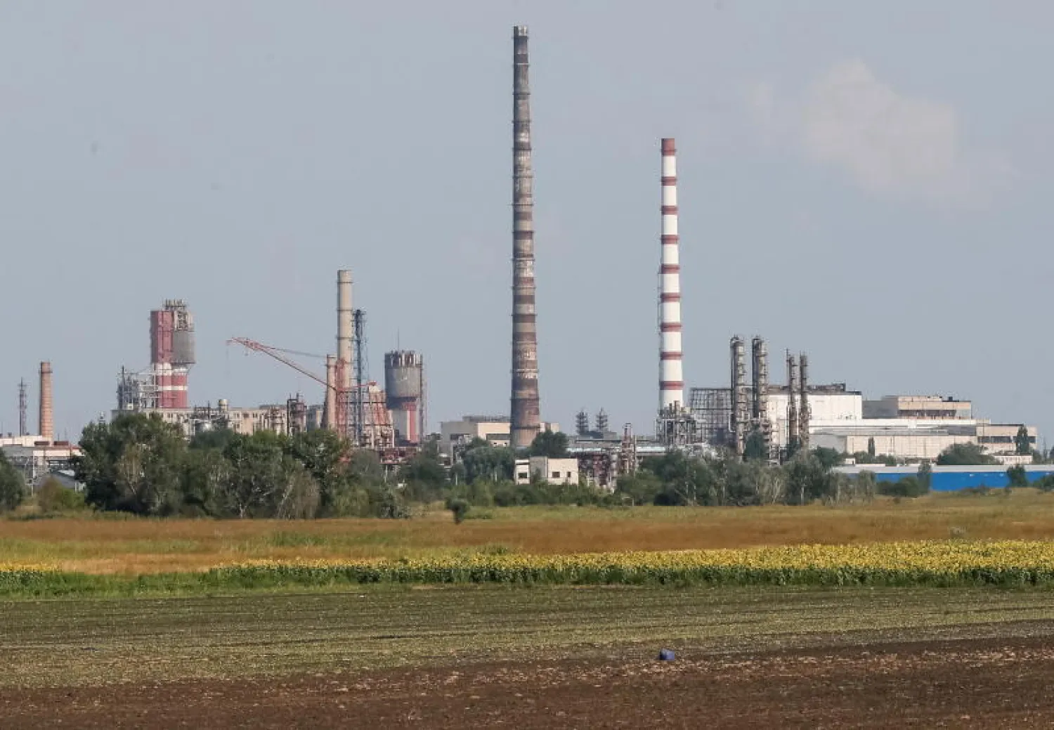 منظر عام لمصنع آزوت الكيميائي في سيفيرودونيتسك الأوكرانية (رويترز)