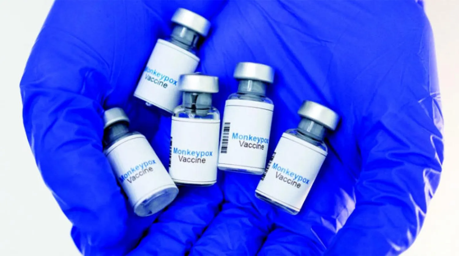 قوارير من لقاح {جدري القردة} بيد عاملة طبية (رويترز)