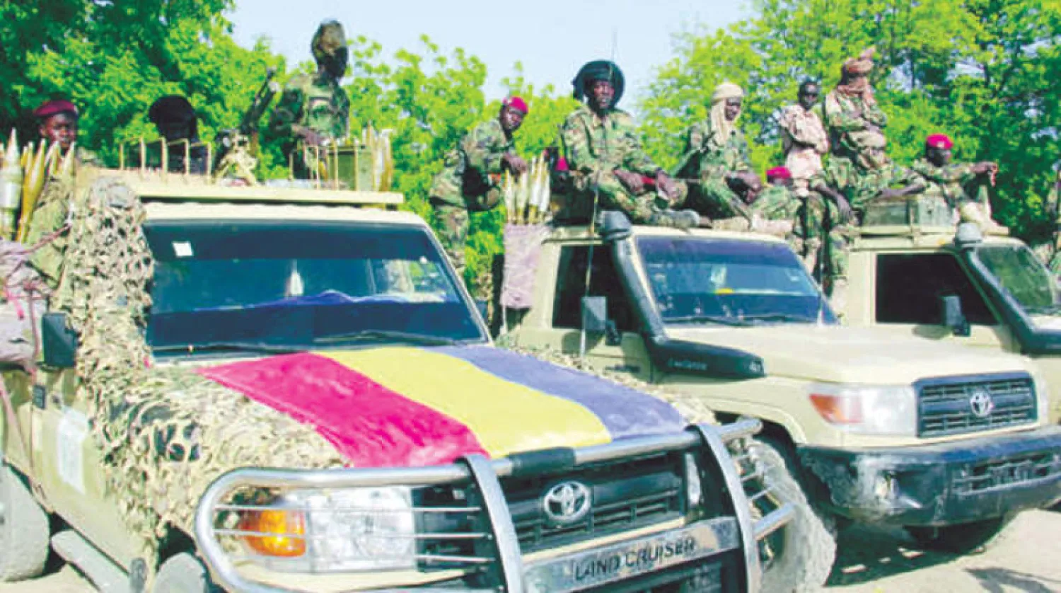 جنود ينتمون إلى قوة المهام المشتركة أثناء قيامهم بدورية في مونغونو حيث لقي 14 شخصاً مصرعهم بعد أن هاجم متشددو «بوكو حرام» قرية صيد في غرب تشاد ديسمبر 2019 (أ.ف.ب)