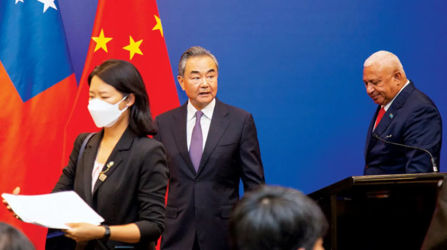 وزير الخارجية الصيني (وسط) في اجتماع وزراء خارجية جزر المحيط الهادي أمس (أ.ب)