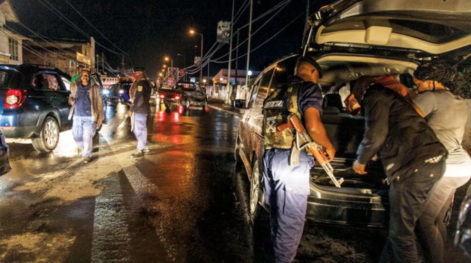 رجال الشرطة الكونغولية يبحثون عن متسللين وأسلحة عبر نقاط تفتيش في غوما وسط تصاعد التوتر بين جمهورية الكونغو الديمقراطية ورواندا بسبب دعمها المزعوم لحركة متمردة في شمال كيفو (أ.ف.ب)